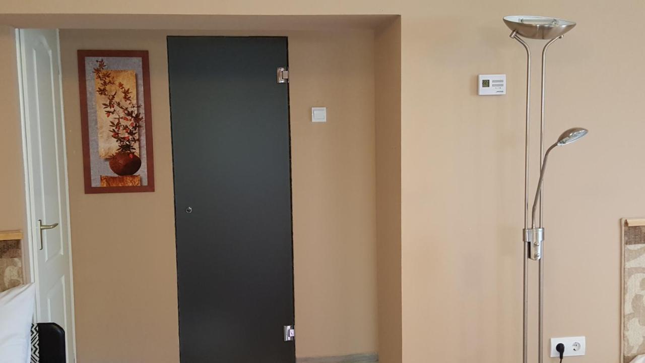Kitti Szálláshely Mogyoród Esterno foto