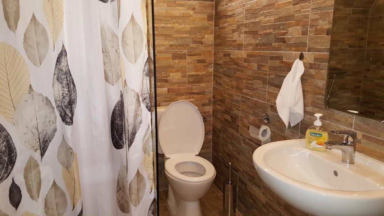 Kitti Szálláshely Mogyoród Esterno foto