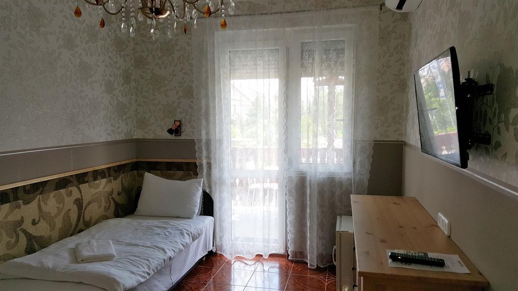 Kitti Szálláshely Mogyoród Esterno foto