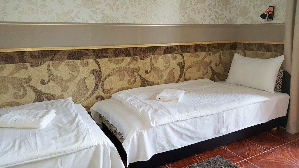 Kitti Szálláshely Mogyoród Esterno foto
