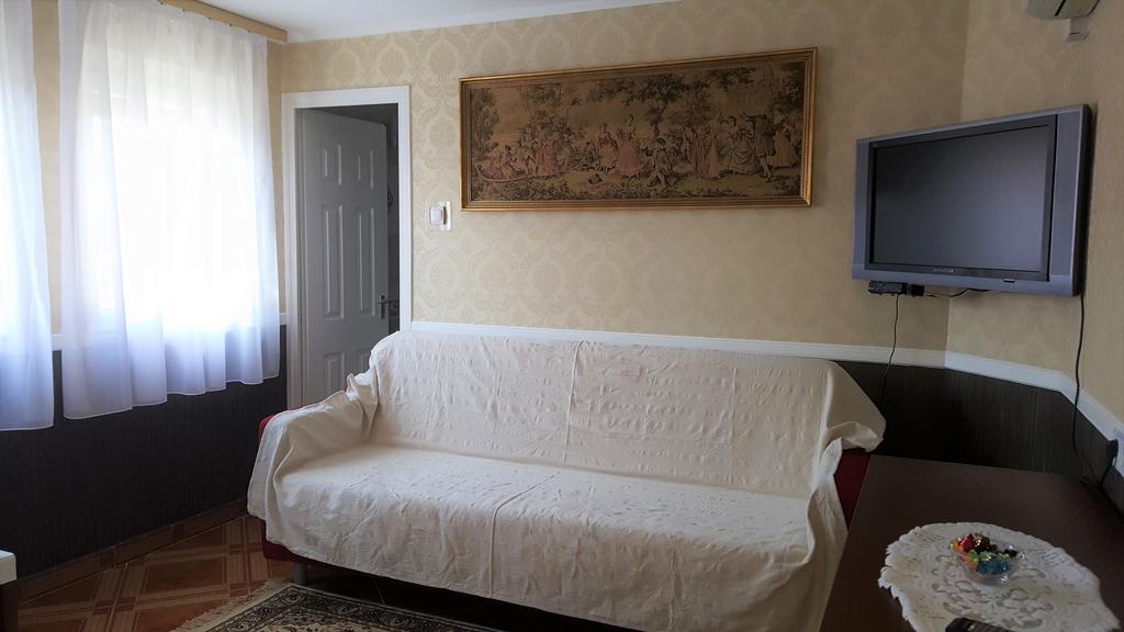 Kitti Szálláshely Mogyoród Esterno foto