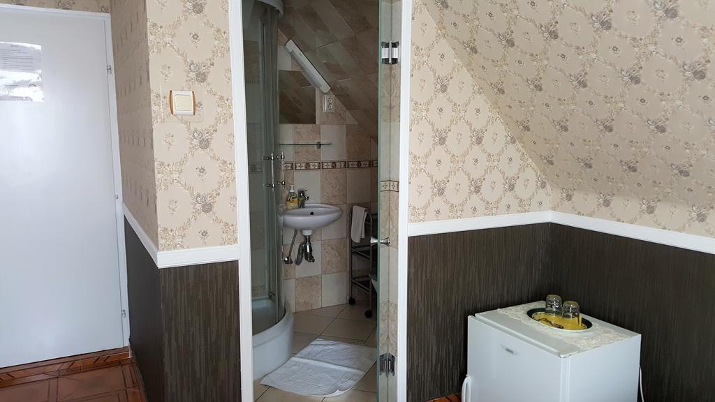 Kitti Szálláshely Mogyoród Esterno foto