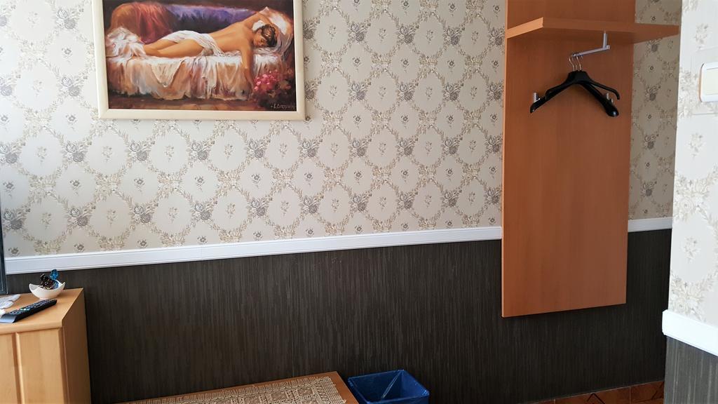 Kitti Szálláshely Mogyoród Esterno foto