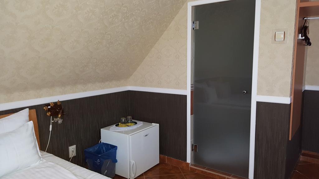 Kitti Szálláshely Mogyoród Esterno foto