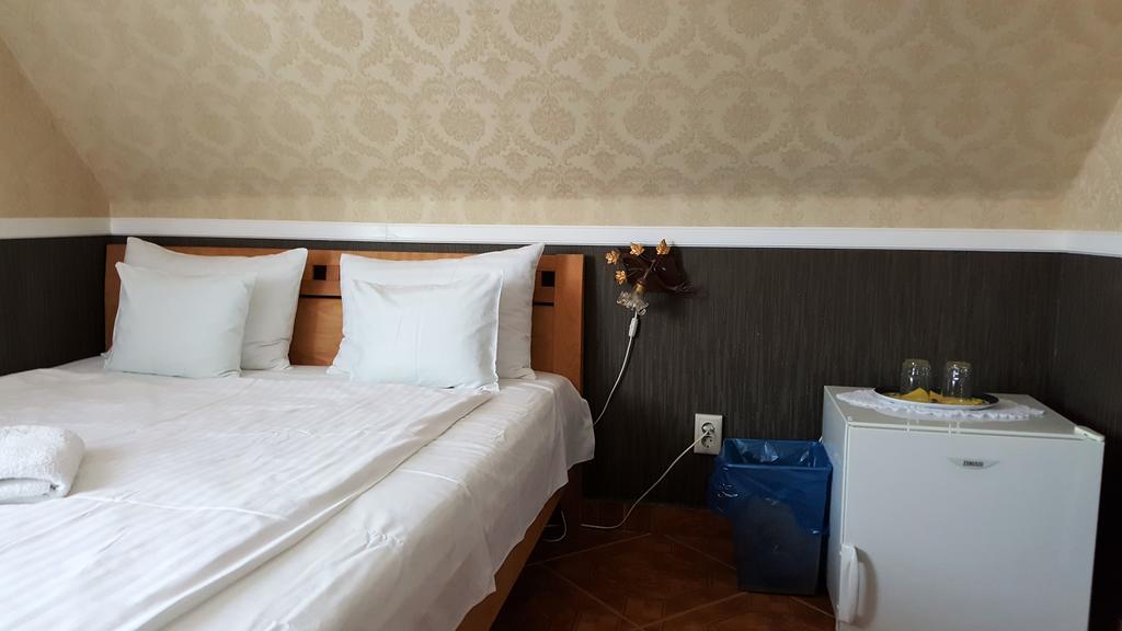 Kitti Szálláshely Mogyoród Esterno foto